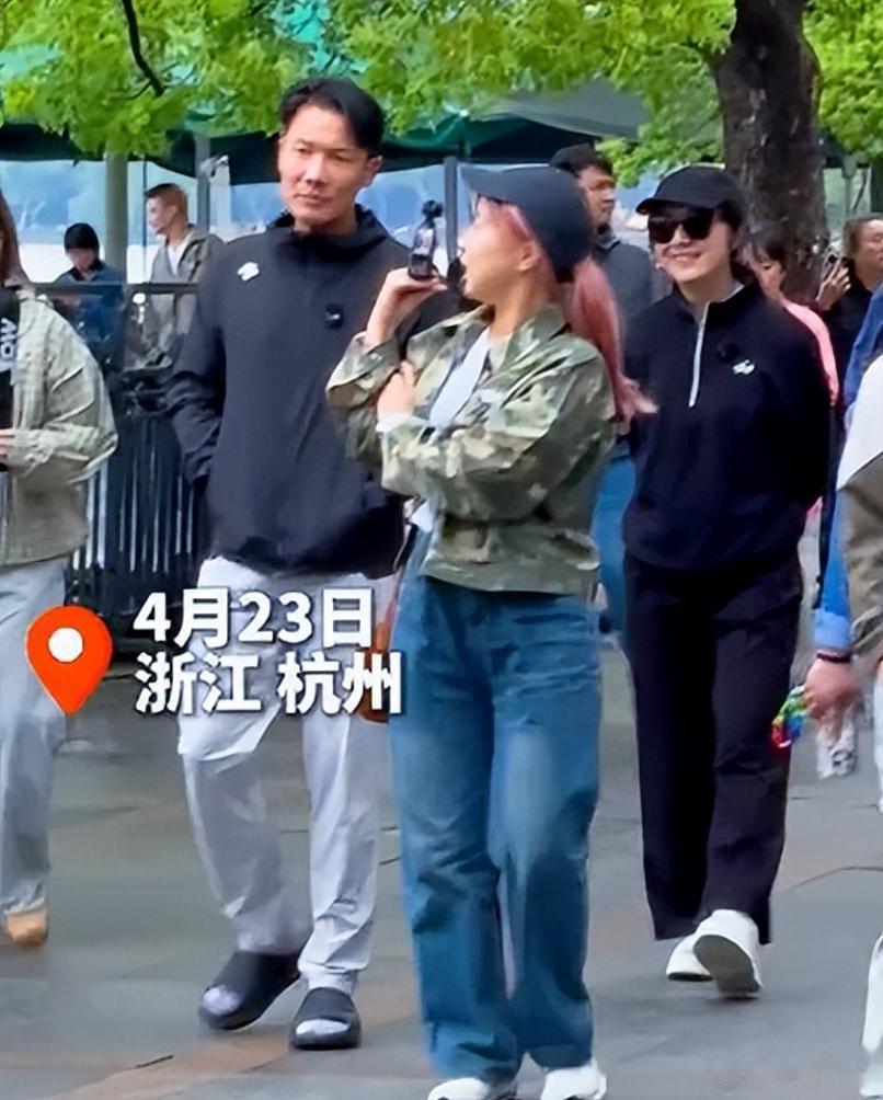 偶遇杨千嬅夫妇逛西湖，素面休闲无架子，丁子高穿拖鞋状态松弛
