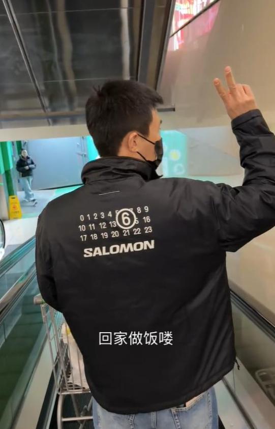 杜淳除夕晒年夜饭！厨艺非常棒，爸爸杜志国陪孙女玩妈妈一头白发