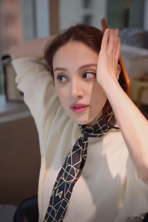 被曝父女恋后，她嫁大21岁明星4年抱3娃，现住1.2亿豪宅生活幸福