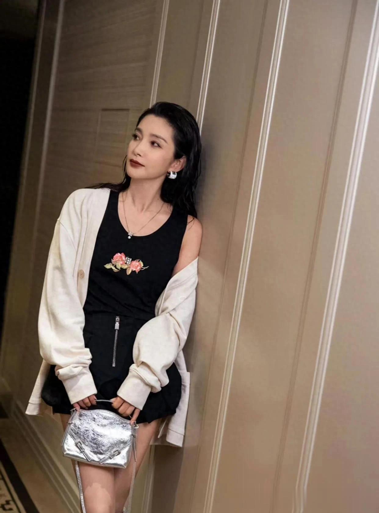 李冰冰私服穿搭真时髦！针织开衫+黑色背心+短裙，高级又洋气！