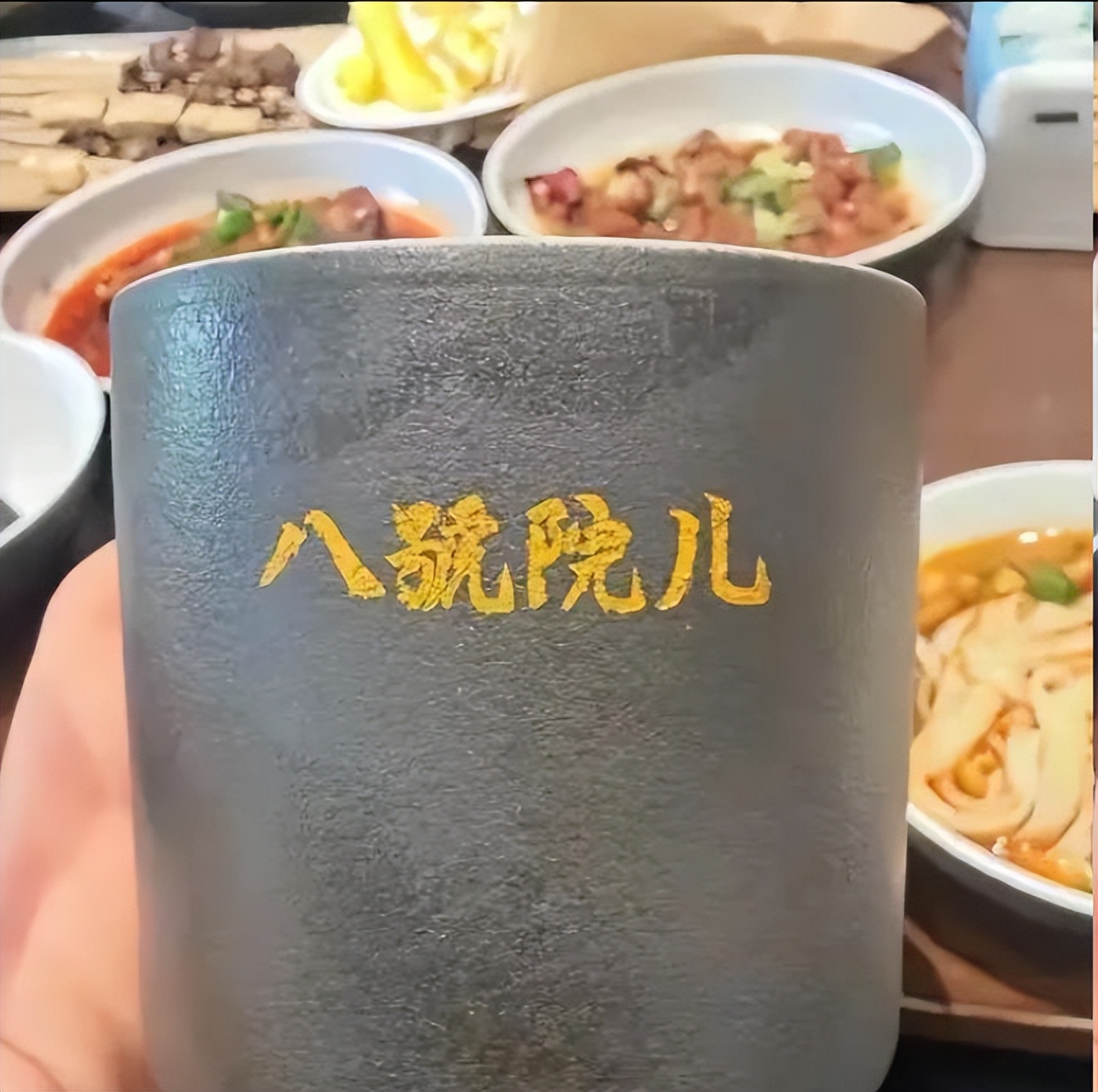 过气明星有多可怜？42岁文章无戏可拍，沦落到开面馆，太唏嘘