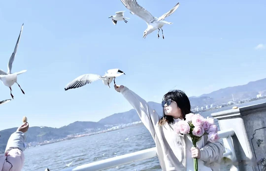 演员高亮去世1周年，妻子发文晒全家近况，网友惦记84岁高明身体