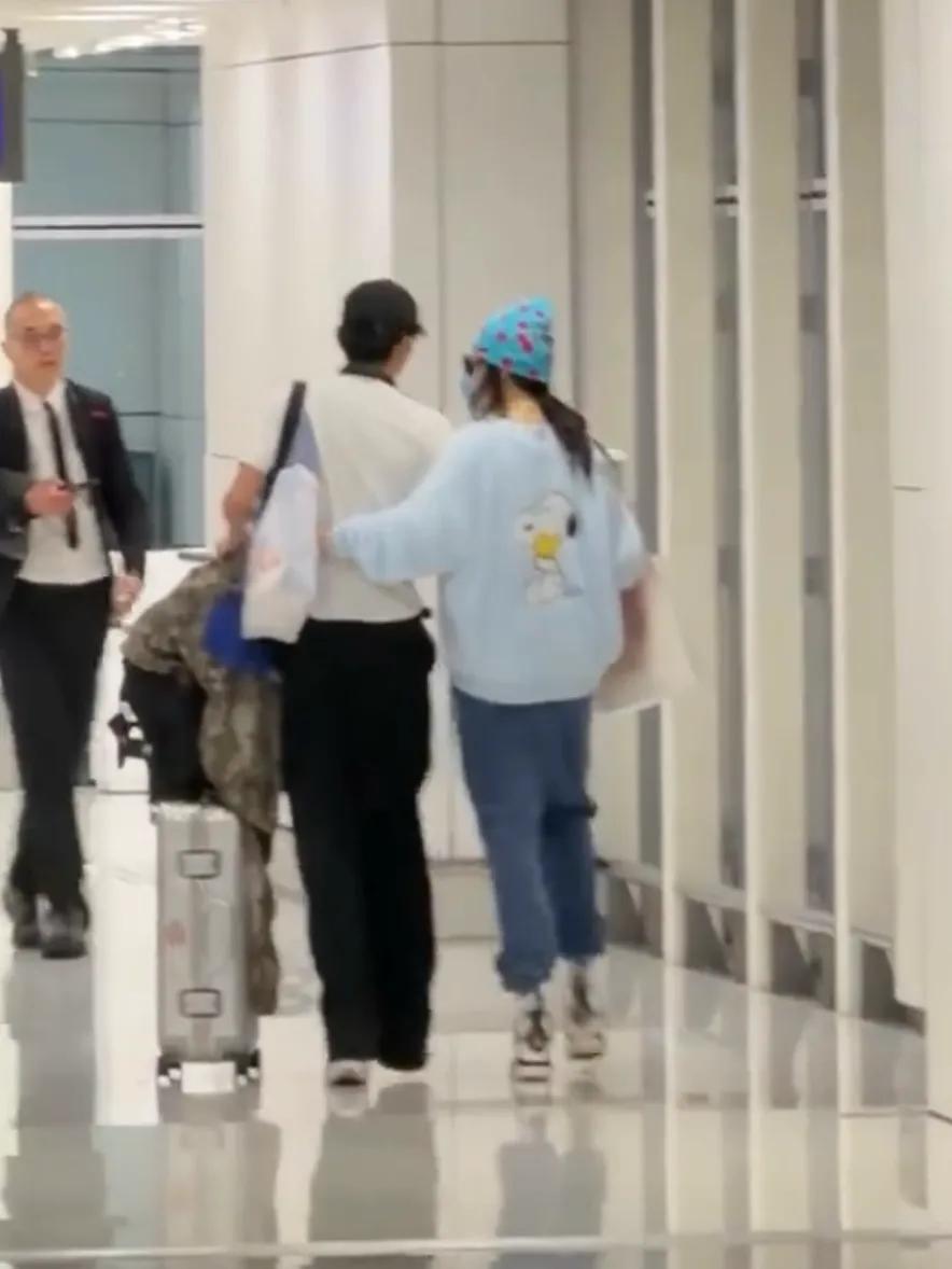 张柏芝机场接大儿子，Lucas贴心帮妈妈提包，母子相拥热聊好有爱