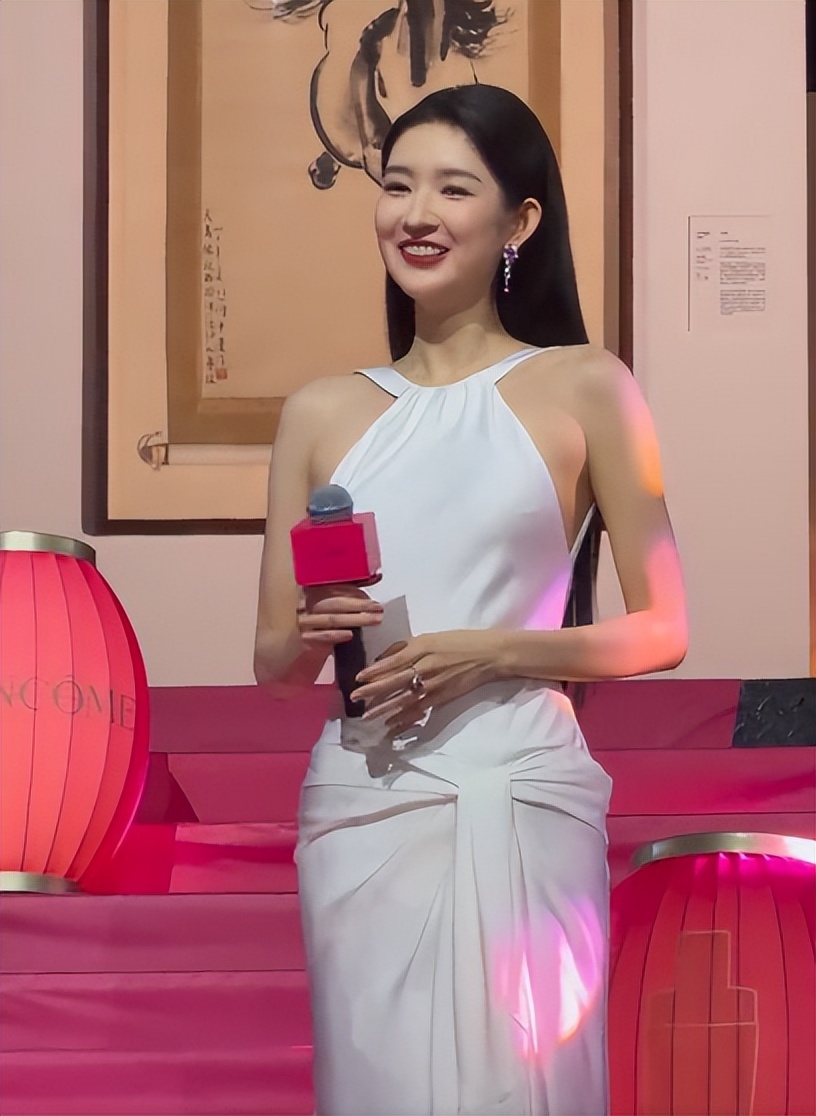 成都这一夜，王玉雯真空，佘诗曼穿深V，却被虎背熊腰的小咖抢镜