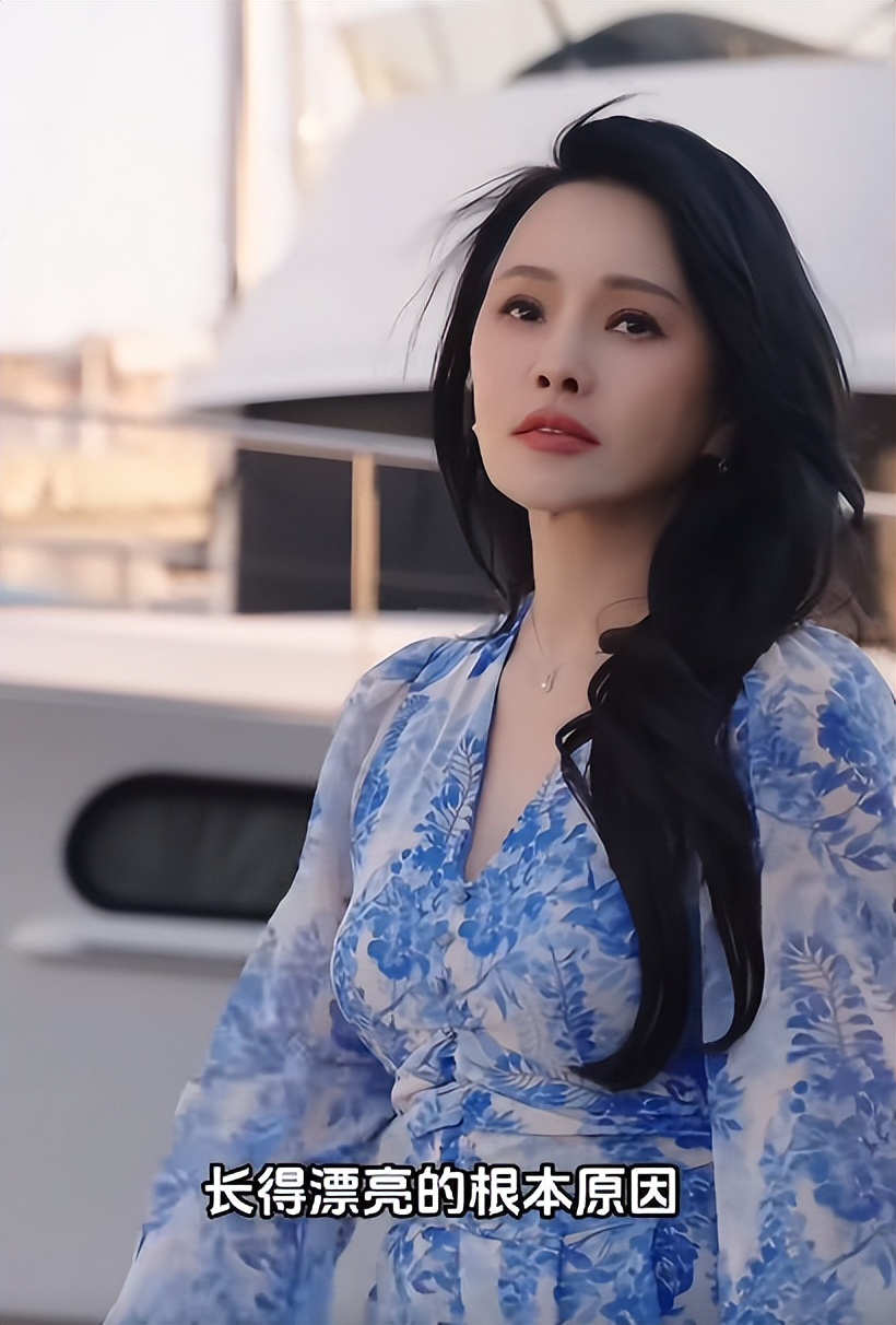 57岁伊能静在沈阳逛街,大衣吊牌没剪,网友:真人比春晚上老20岁