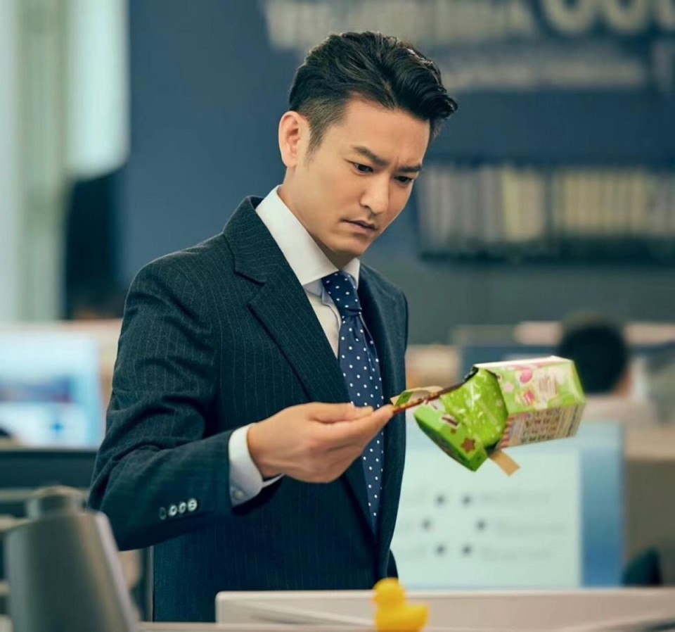 长得帅气耐看，演了107部戏也没红，如今46岁搭档江疏影红了