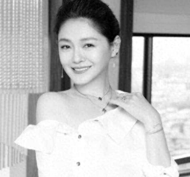 具俊晔陪S妈到墓地看大S，S妈称女婿为儿子，小S感谢姐夫付出