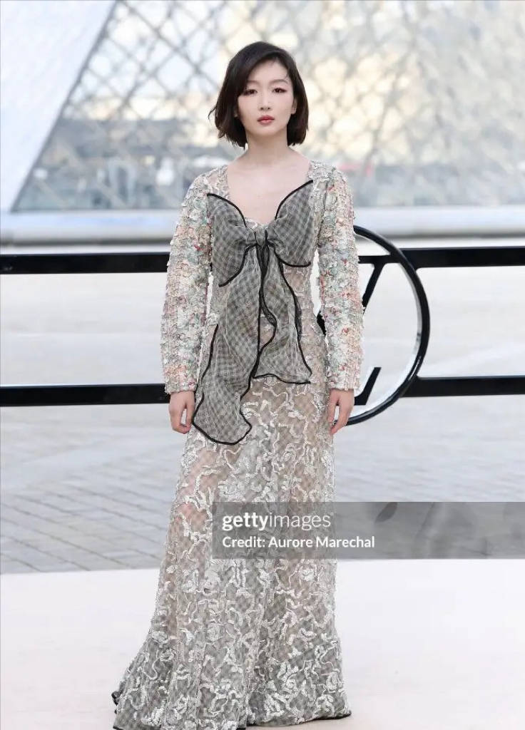 巴黎这一夜,李龙馥像贵族王子、刘亦菲穿土衣服、周冬雨像个男人