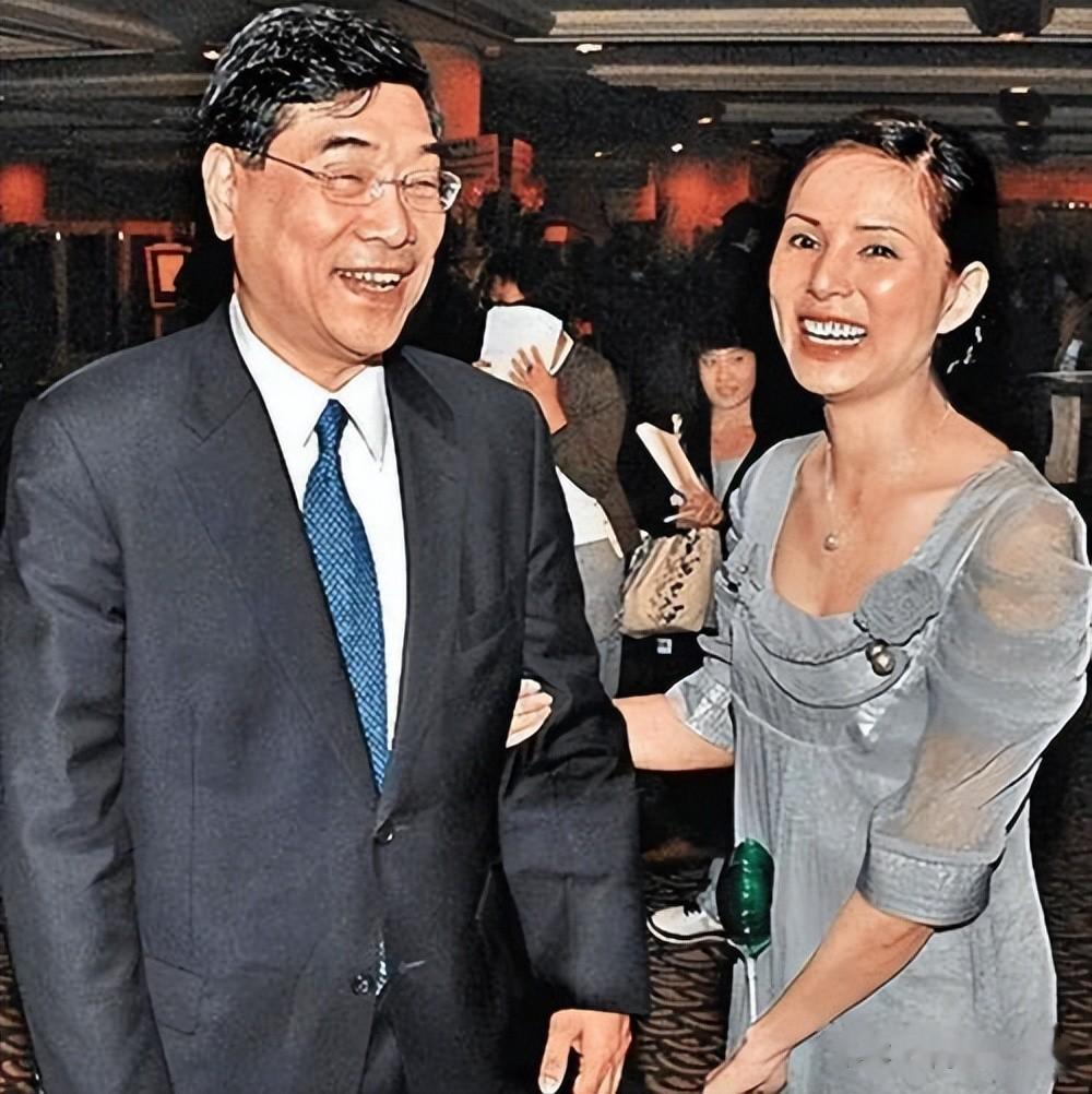 被老头“白嫖”10年，还倒贴上亿，59岁不婚不育的李若彤，后悔吗