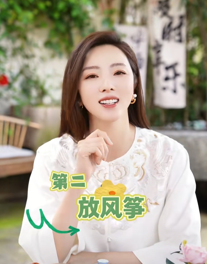 李思思一袭素白刺绣衫，知性优雅，畅谈春日雅事氛围感拉满