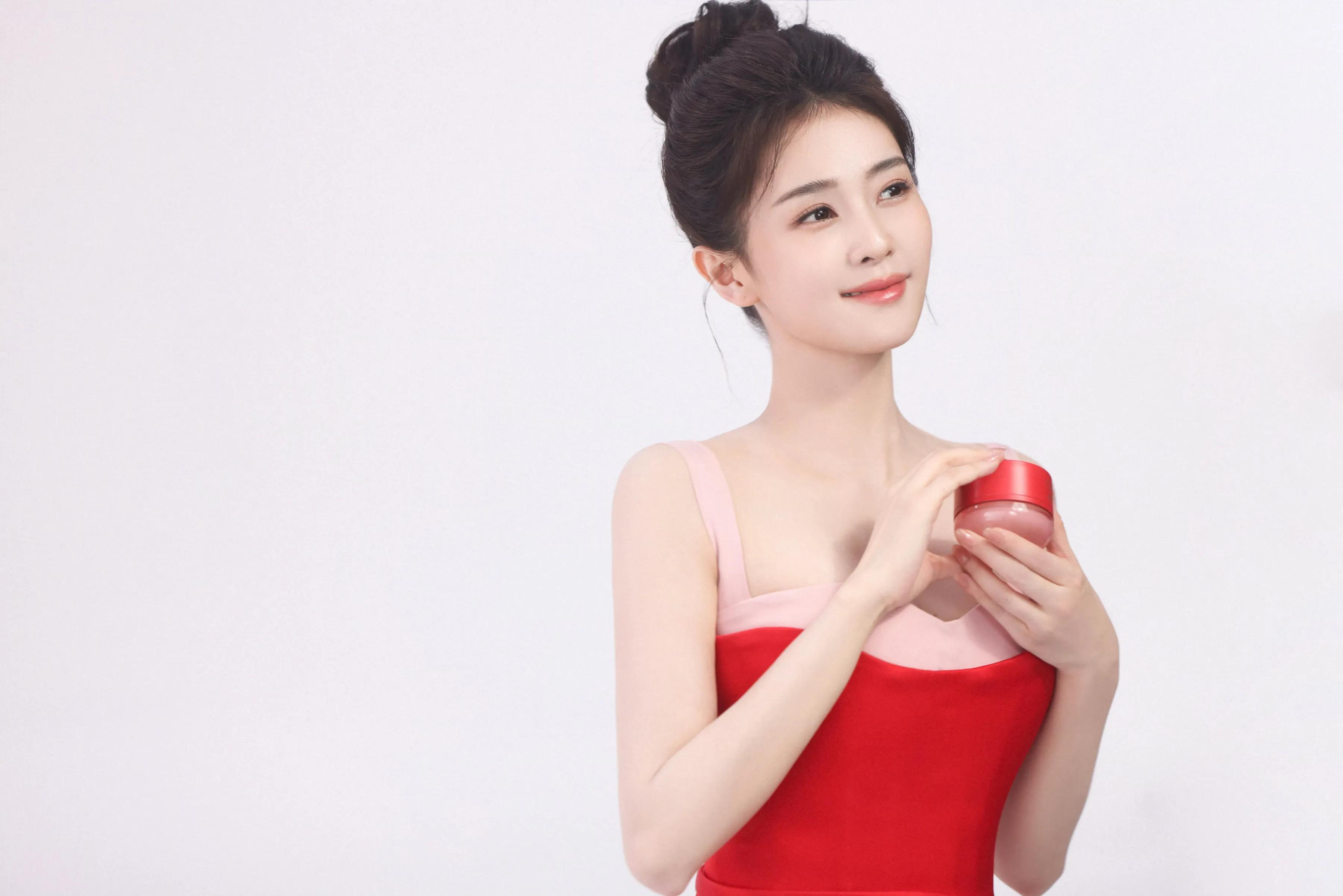 白鹿,红裙似火,明艳动人!