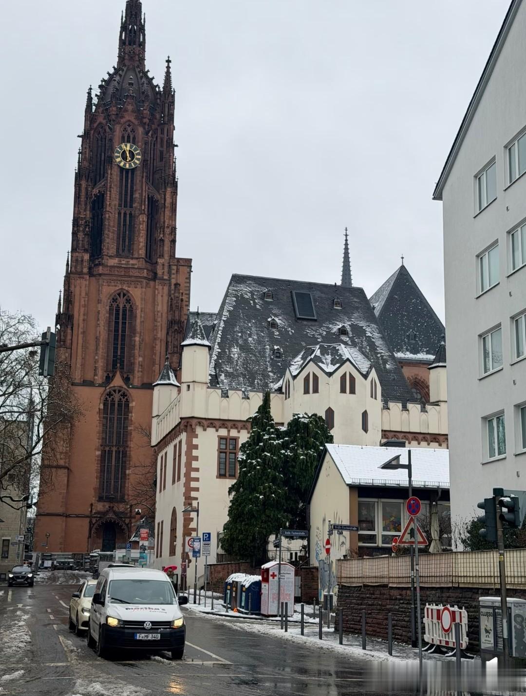 笑发财了！沈梦辰法国晒美照，杜海涛全程一套衣服，像女明星跟班