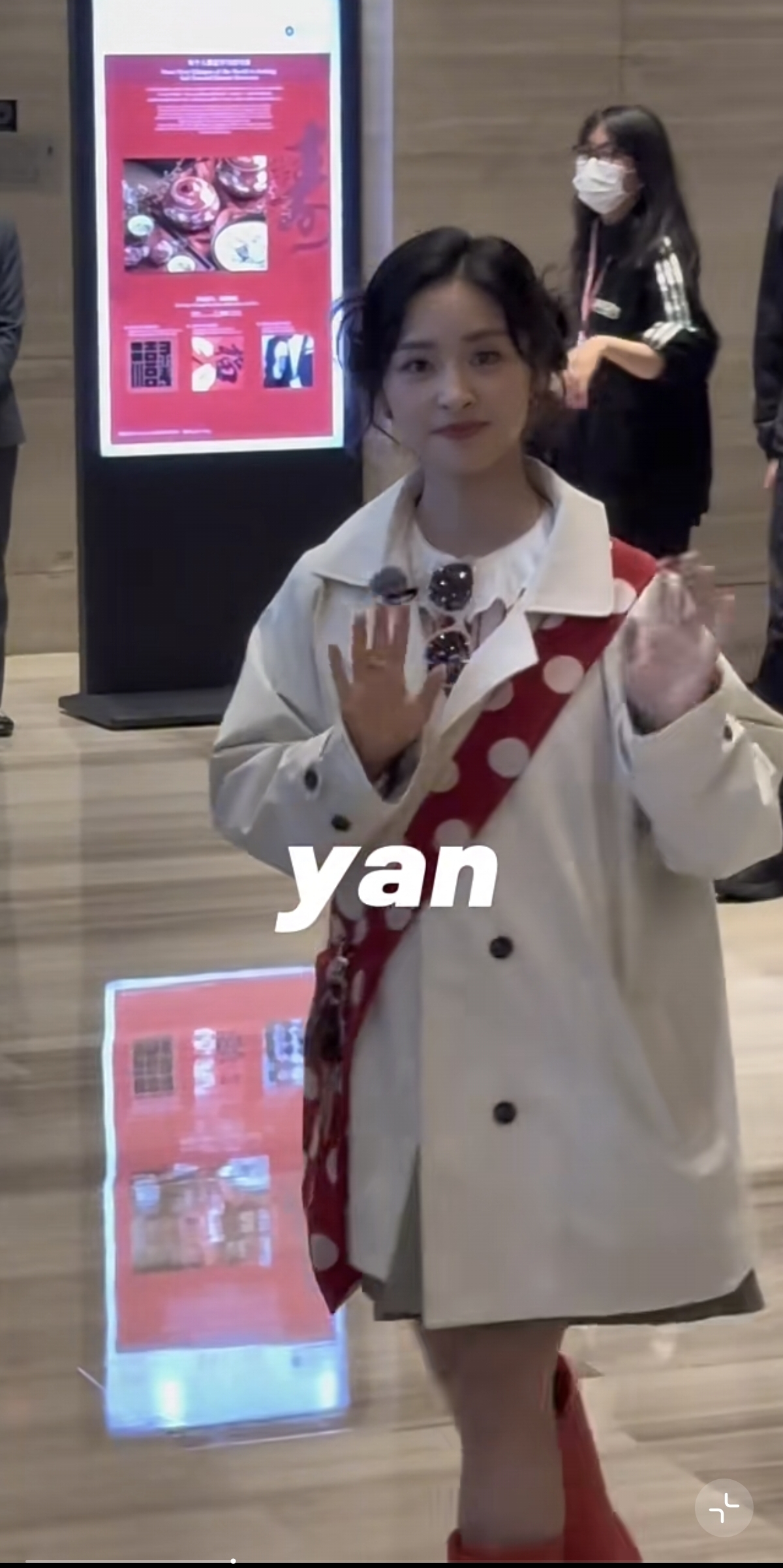 好元气！沈月今日上班路透，扎2个丸子头好萌，红雨靴真抢镜呀