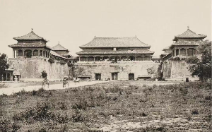 溥仪的御用风水师骗他在御花园埋下“九子镇龙局”延续大清气数，不料却遭反噬