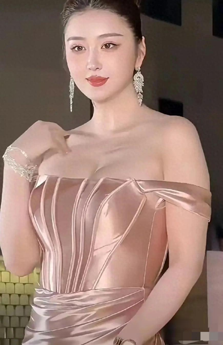 2025世界小姐中国总冠军陈蕾娜 ,体态丰腴,珠圆玉润,赛过杨贵妃