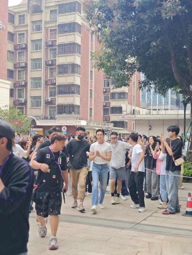陈伟霆佛山拍剧被野生捕获！全程臭脸无表情 网民狠批“面相不善”