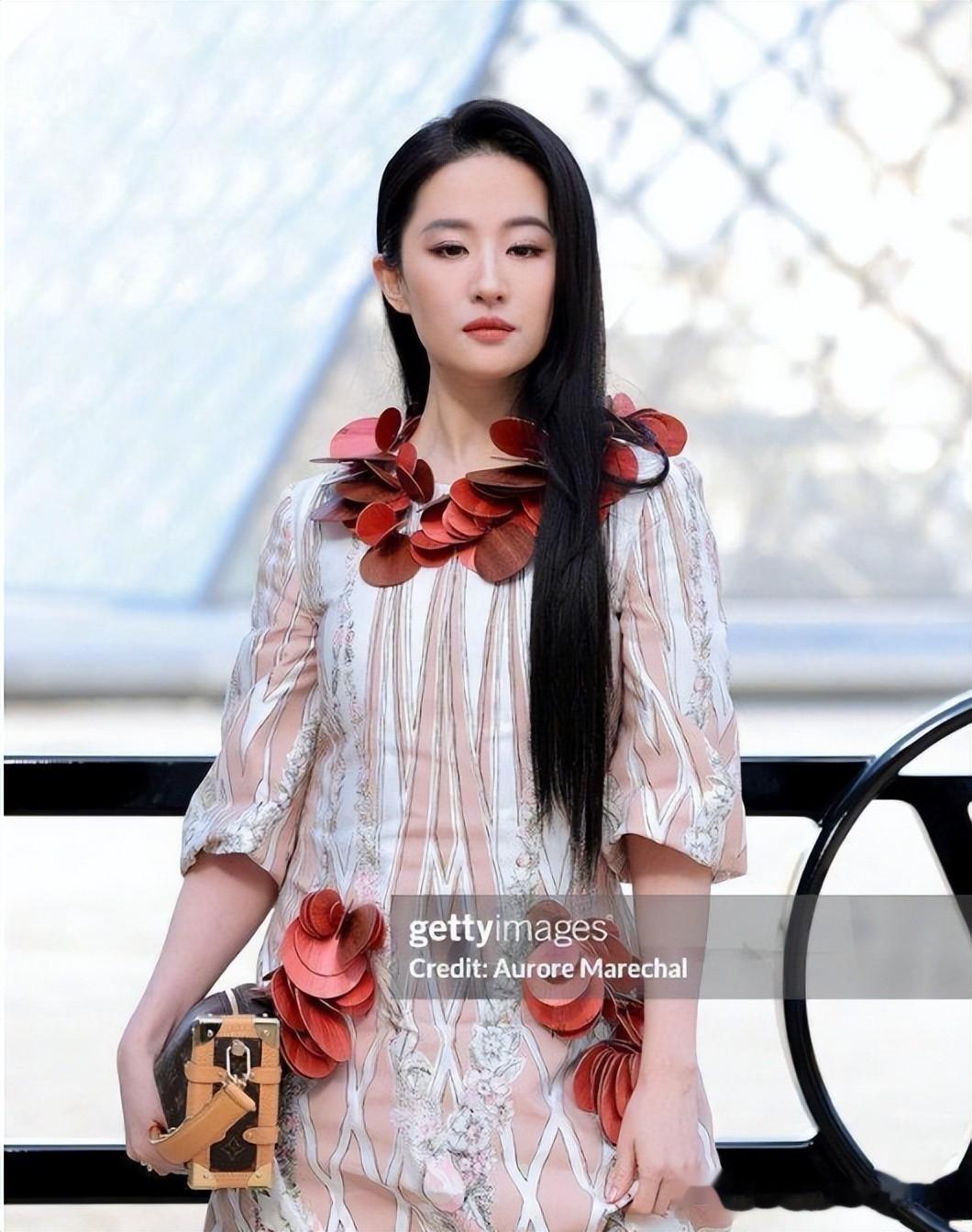 LV大秀太真实！Lisa三角区尴尬，全智贤面相大变，周冬雨真爷们儿