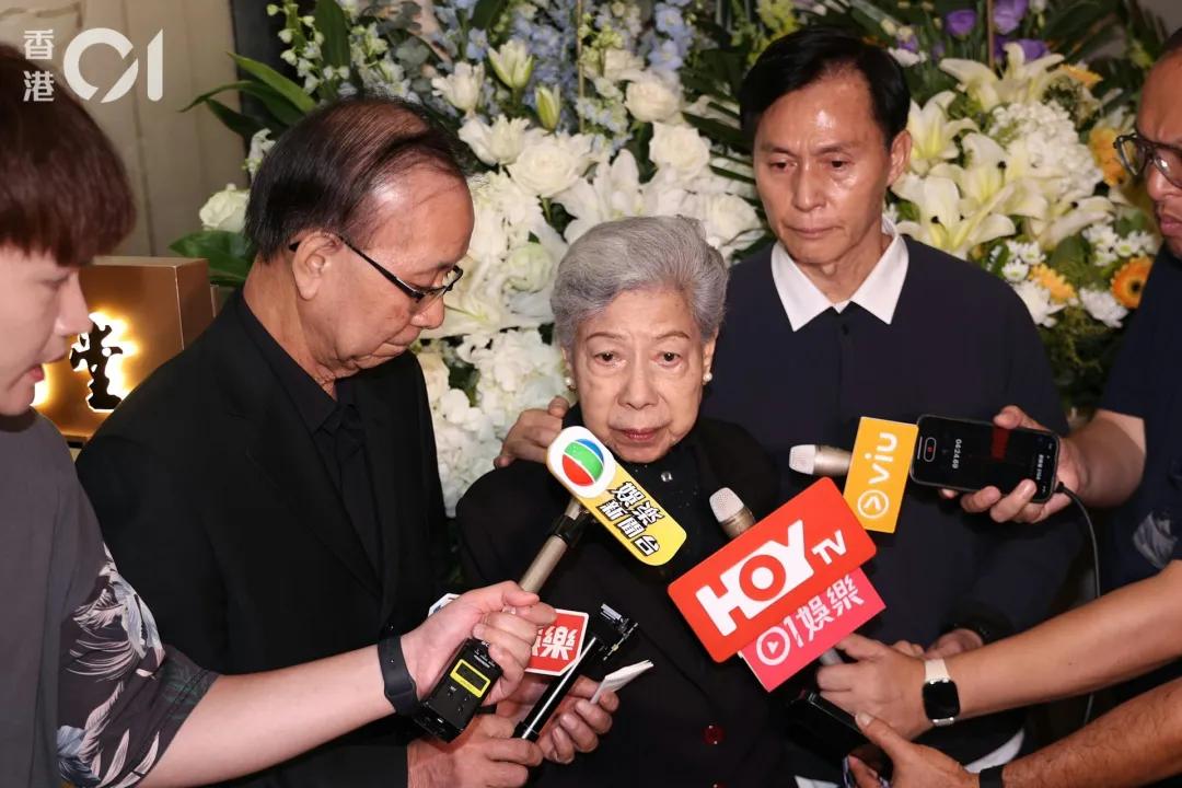 91歲羅蘭與張國強飲茶精靈擺Pose，去年跌傷入院雙腿現凹痕惹擔憂