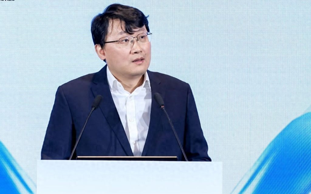 專訪清華朱軍：大模型“投毒”怎么防？技術法規社會三管齊下