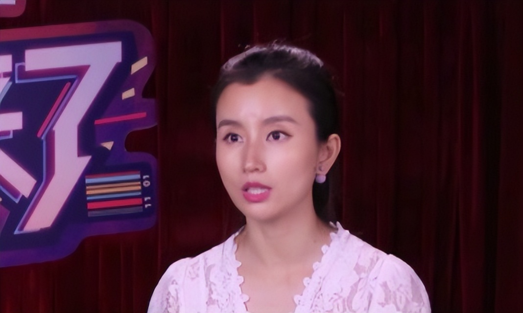 她曾是上海著名主持，和富商离婚后沦落为网红，38岁独自带娃
