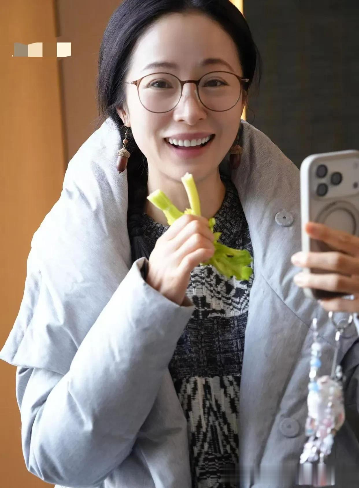 江一燕私服穿搭真时髦！长款羽绒服+提花毛衣+小白裤，减龄又高级