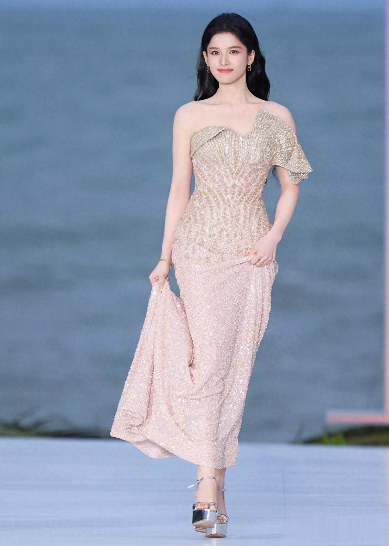 张婧仪 ELLE 红毯穿搭，姐姐这脸适配身材一绝。