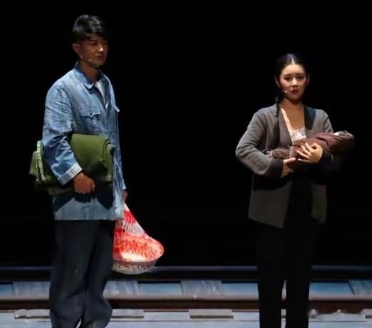 李小萌幸福肥来得好猛，不修图看着胖好多，状态超级无敌也很年轻