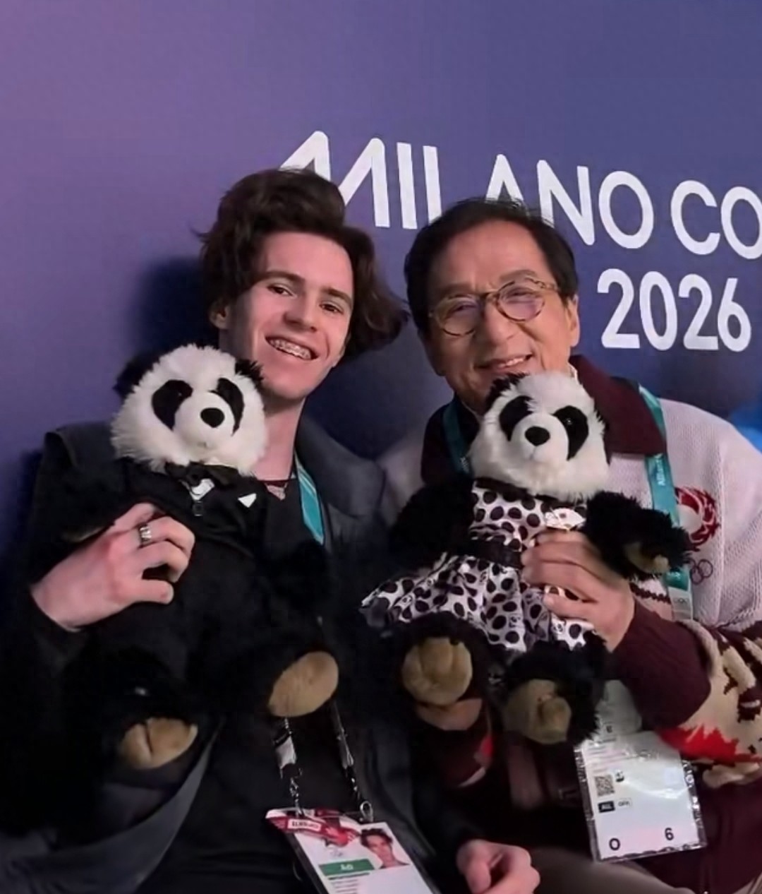 71岁成龙米兰看冬奥会，房祖名随行侧脸超像爸 父子俩关系越来越好