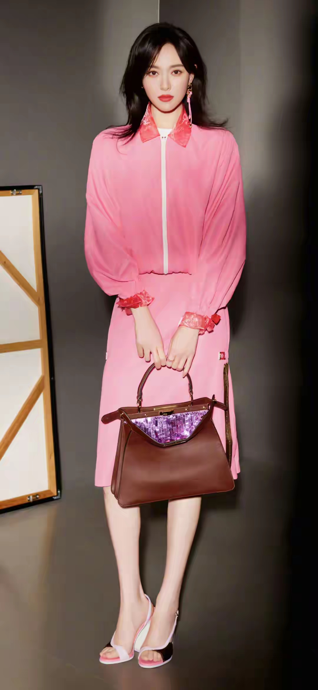 内娱女星门面担当唐嫣壁纸，唐嫣最新干练御姐风壁纸美图