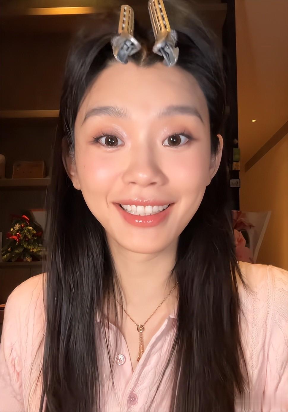 奚梦瑶素颜上镜真大胆，被5条爆钻手链闪瞎，何猷君送的花束真土
