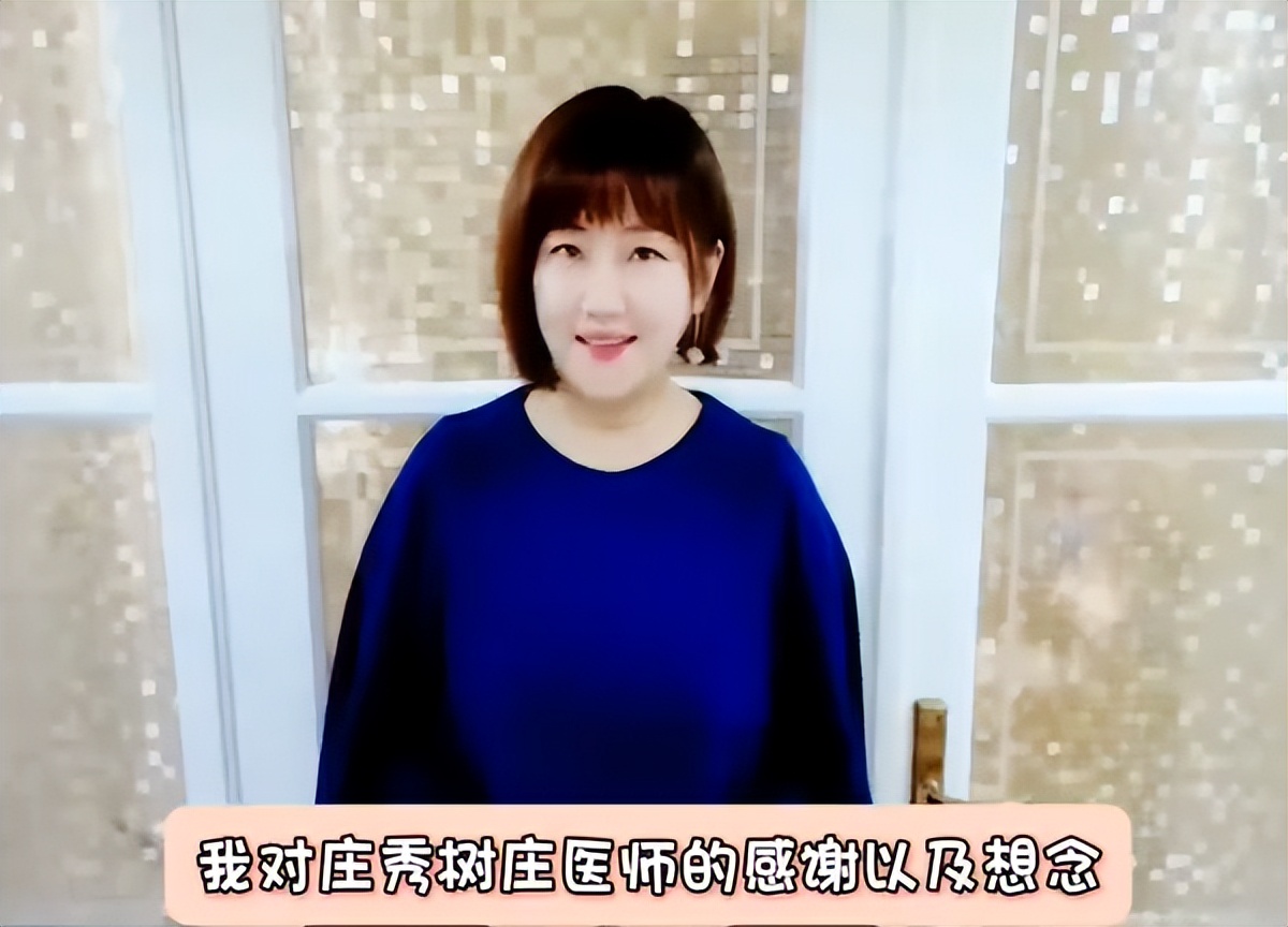 Selina带儿子回娘家拍全家福，手部浮肿明显，腿部疤痕呈一大片黑
