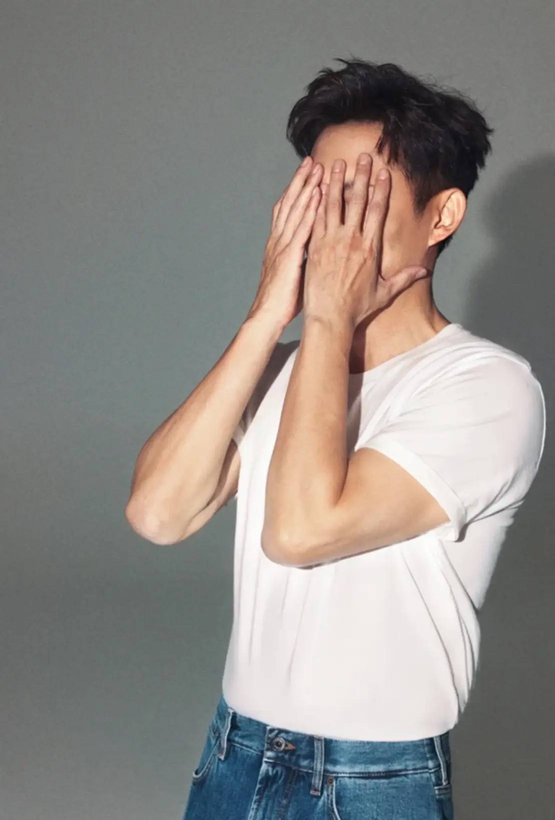 48岁王阳家中庆生，穿白T恤配牛仔裤清爽不油腻！