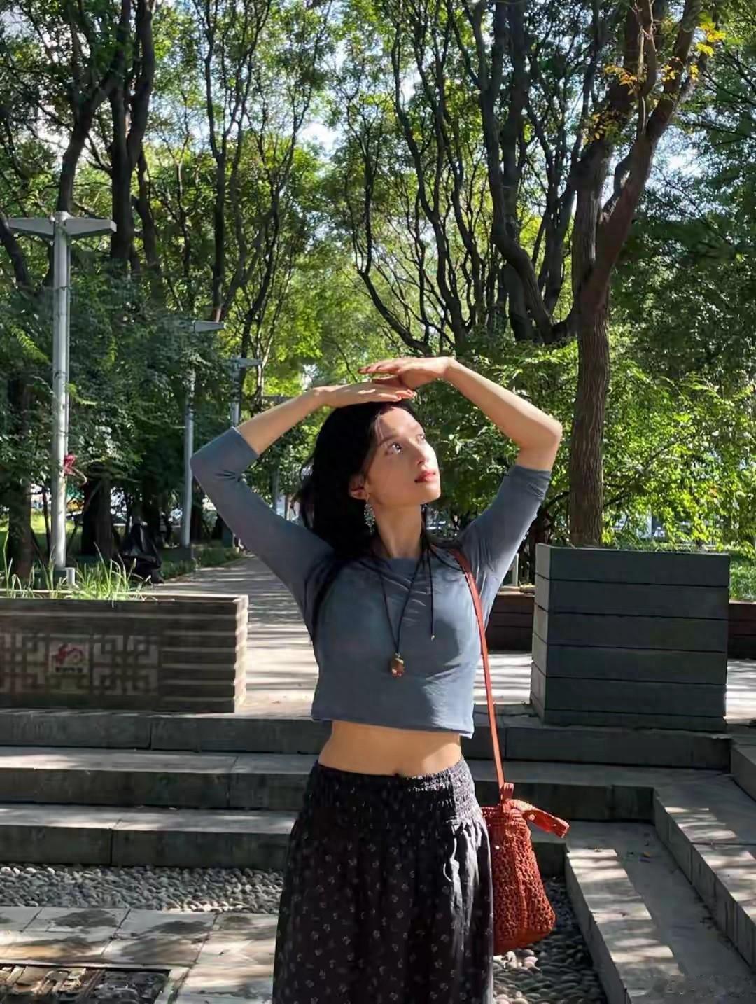 张婧仪明星公园随拍曝光