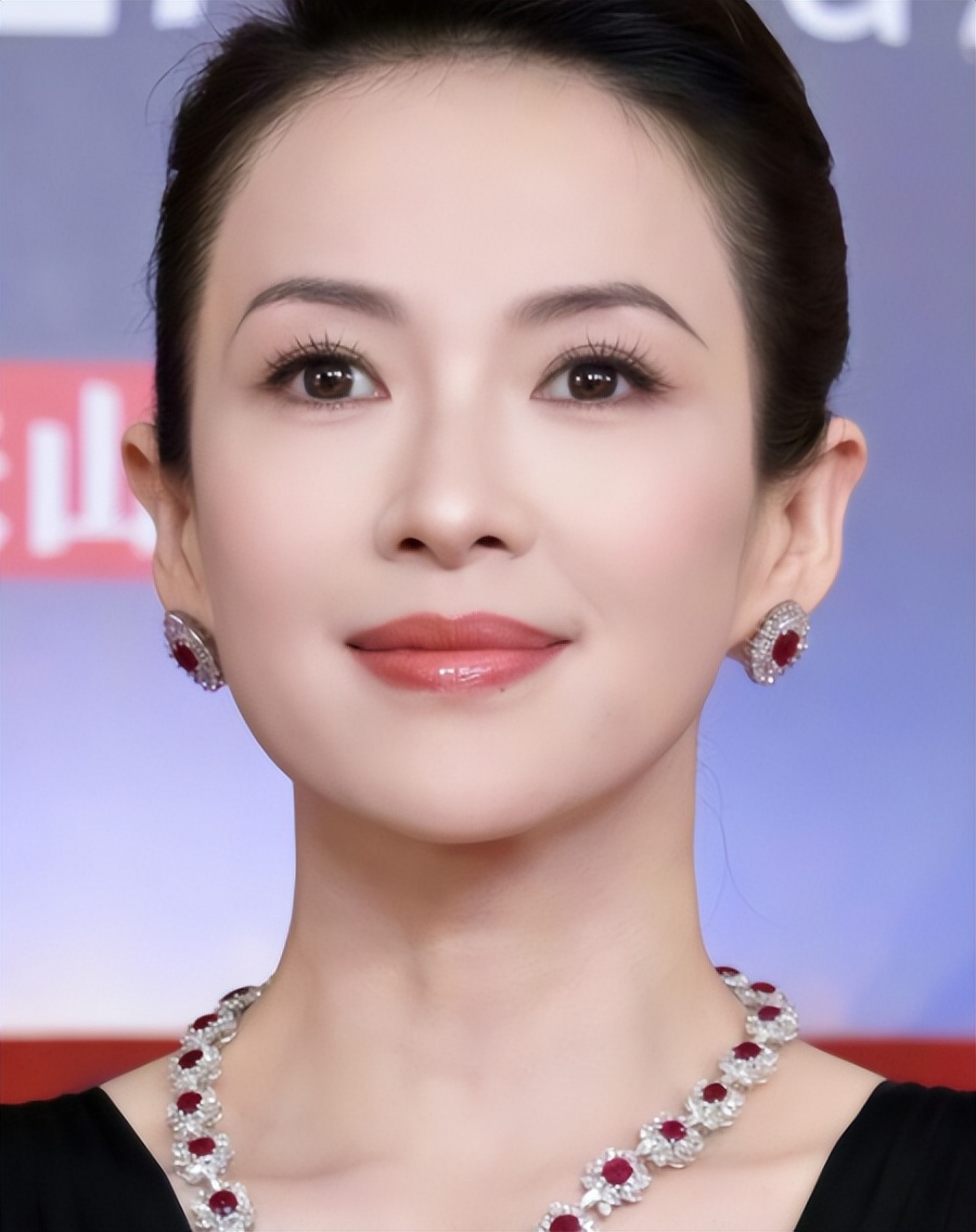 央媒亲自官宣章子怡新身份，释放三个强烈信号，汪峰的话真没说错