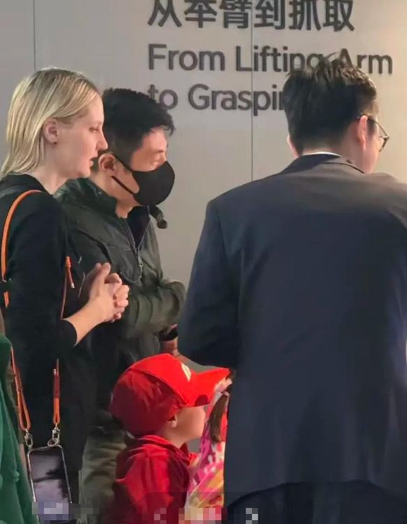 撒贝宁一家三亚度假！