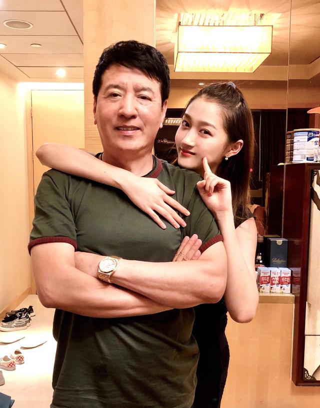 与民同乐？真把自己当皇帝！怪不得央视要点名批评，内娱醒醒吧！