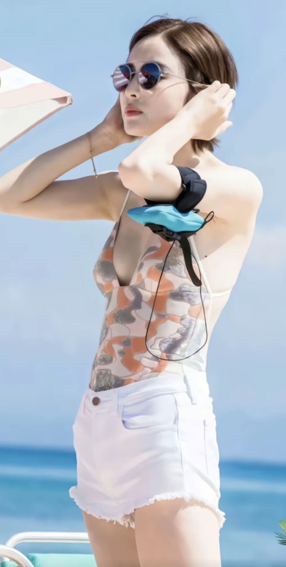 古力娜扎游泳装，比基尼，这才叫白！白得晃眼。