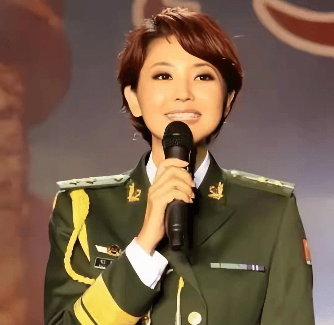 52岁方琼回行唐参加婚宴，一身文艺风穿搭很减龄