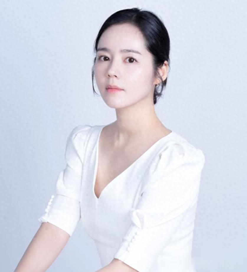 韩国女星来中国旅游，体验中式汉服妆造，化完妆整个人都被惊艳了