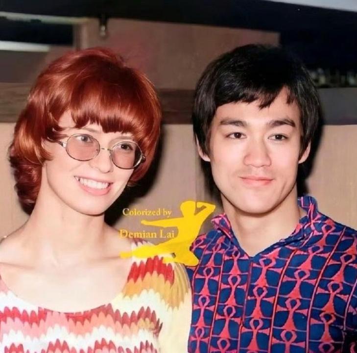 李小龙81岁遗孀罕见现身，隐瞒2段再婚秘闻，离世后竟另有归宿
