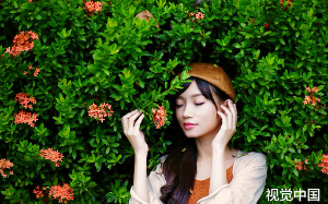 被弹幕剧透我炮灰女配的结局后，我分手出国成全男友和白月光女主，却听说他找我找疯了