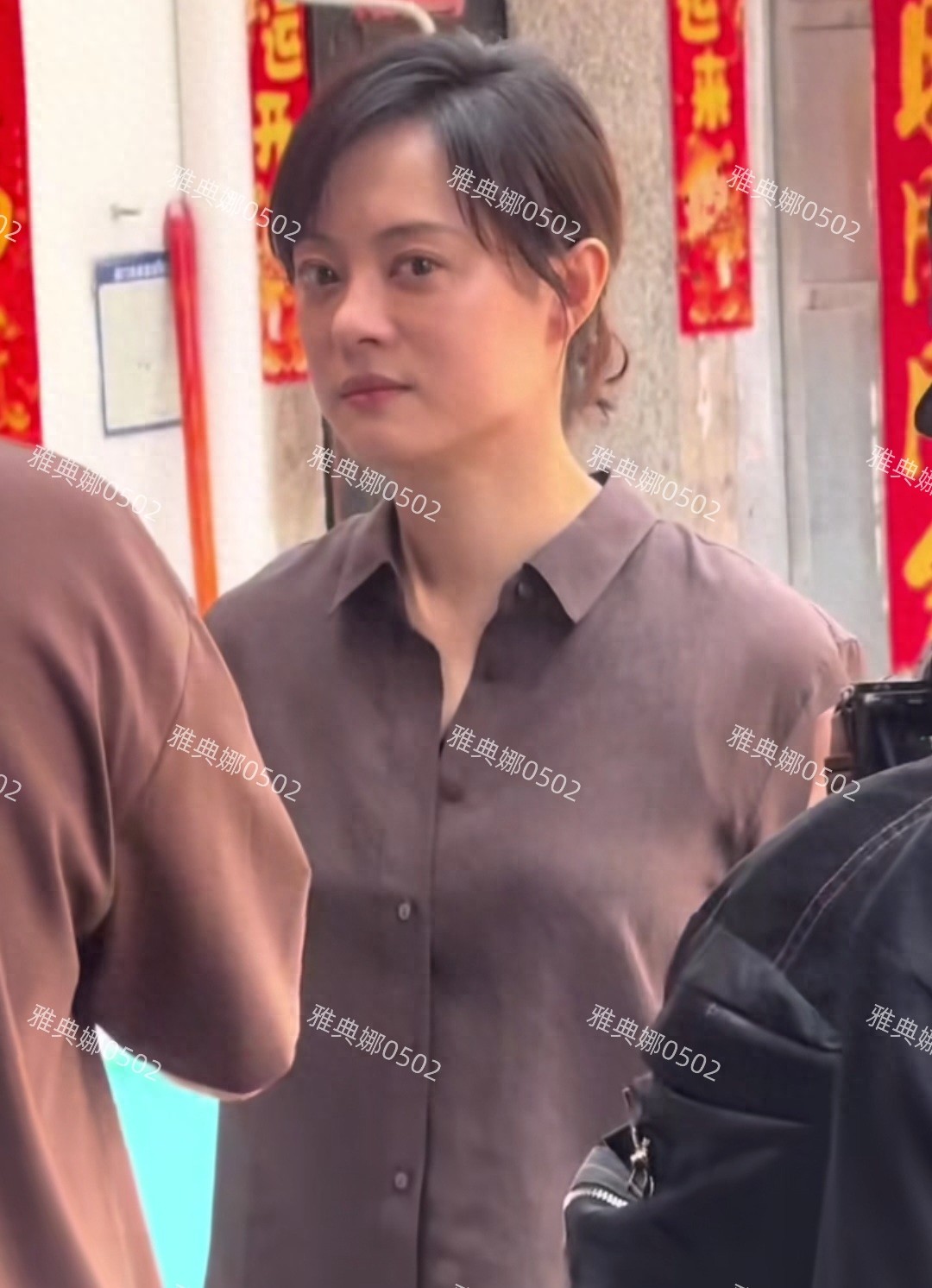 厦门偶遇孙俪拍戏本人皮肤白里透红脸小大眼睛,表情警惕眼神略凶