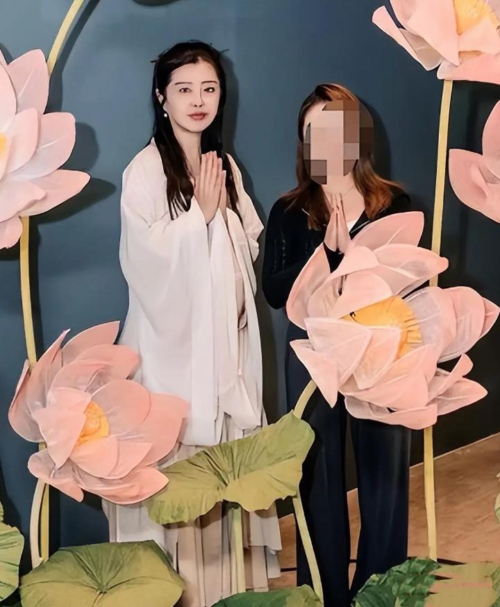 59岁王祖贤穿古装扮白素贞！又白又胖还有双下巴，一袭白衣也很美