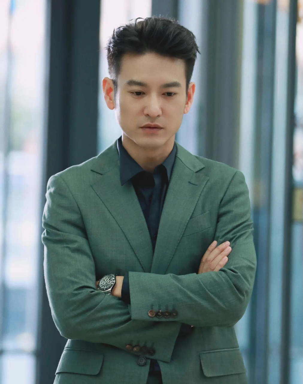 长得帅气耐看，演了107部戏也没红，如今46岁搭档江疏影红了