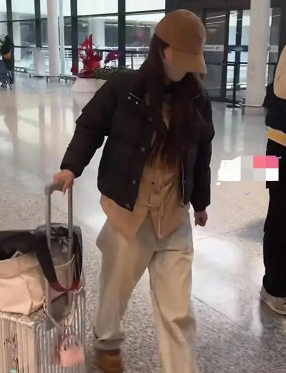 杨颖母子返回上海,穿金戴银,女王范十足!