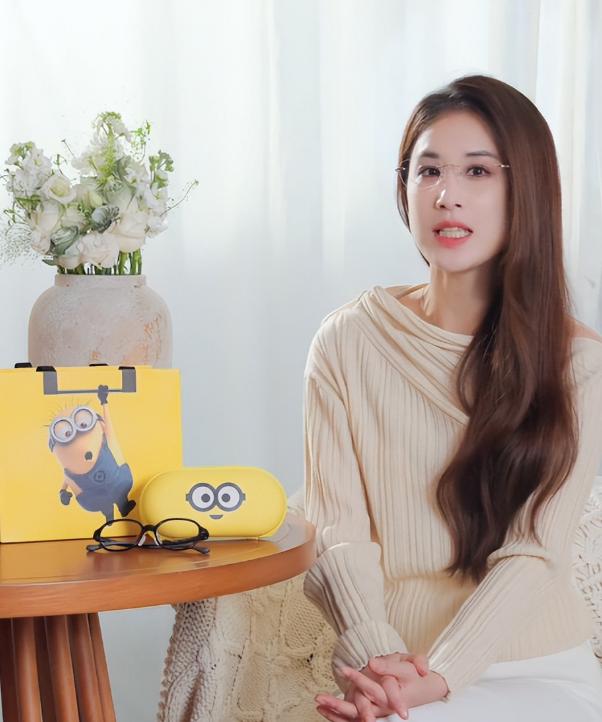彻底撕破脸? 杨子带23岁新女友见母亲, 铜钱盆抢镜 黄圣依态度太意外