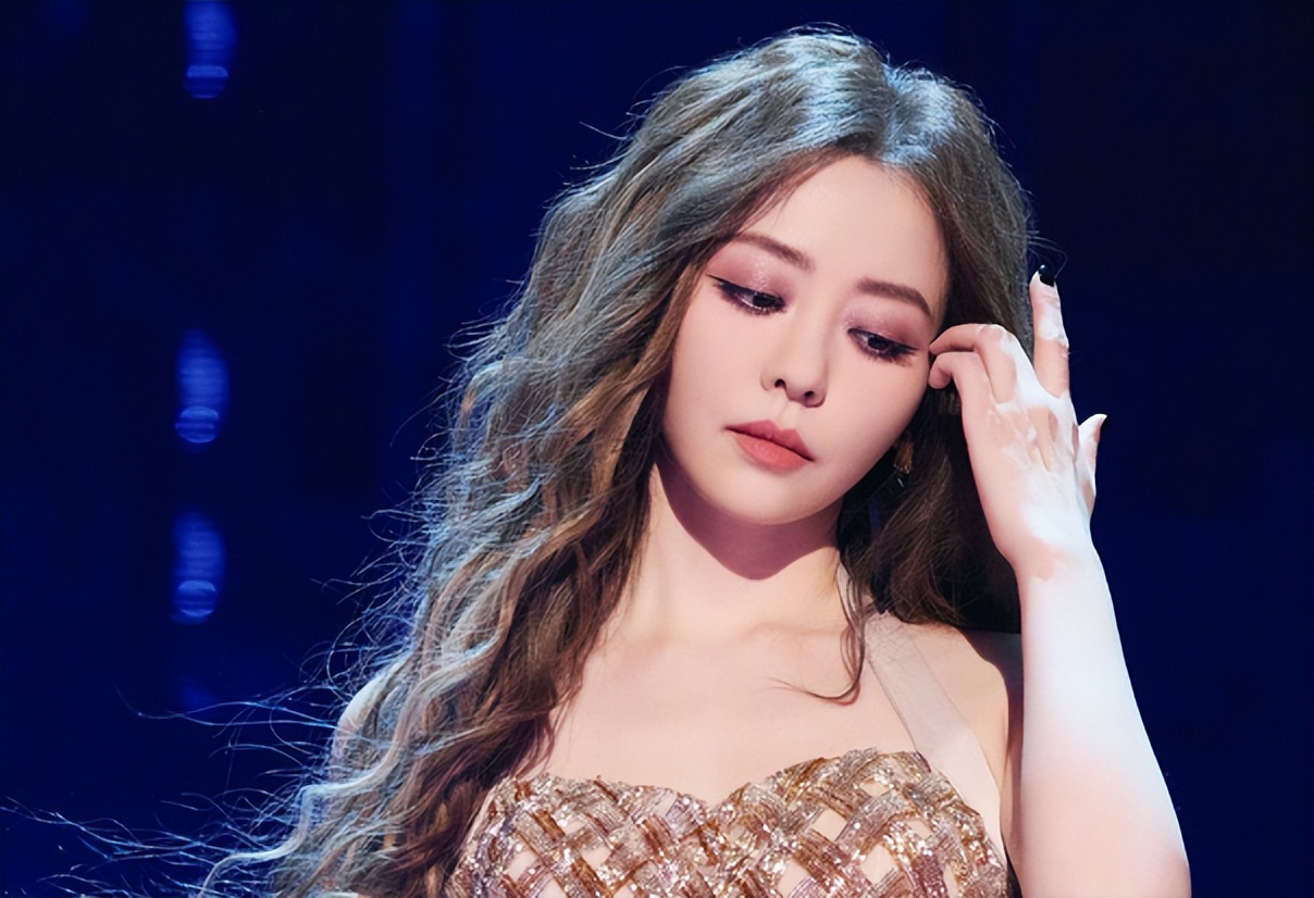 离婚7年，张靓颖再次让人刮目相看，独得6亿的冯轲后悔也晚了