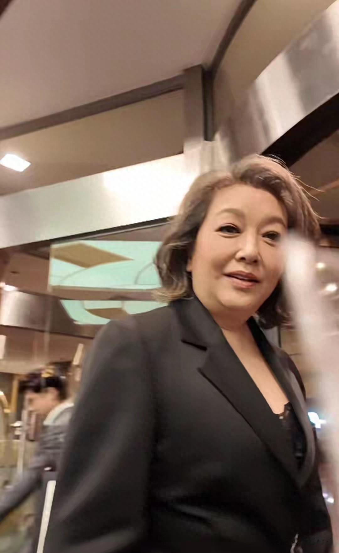 58岁江珊近况：150斤身材穿西装腚大腰圆，白头发明显脸上没皱纹
