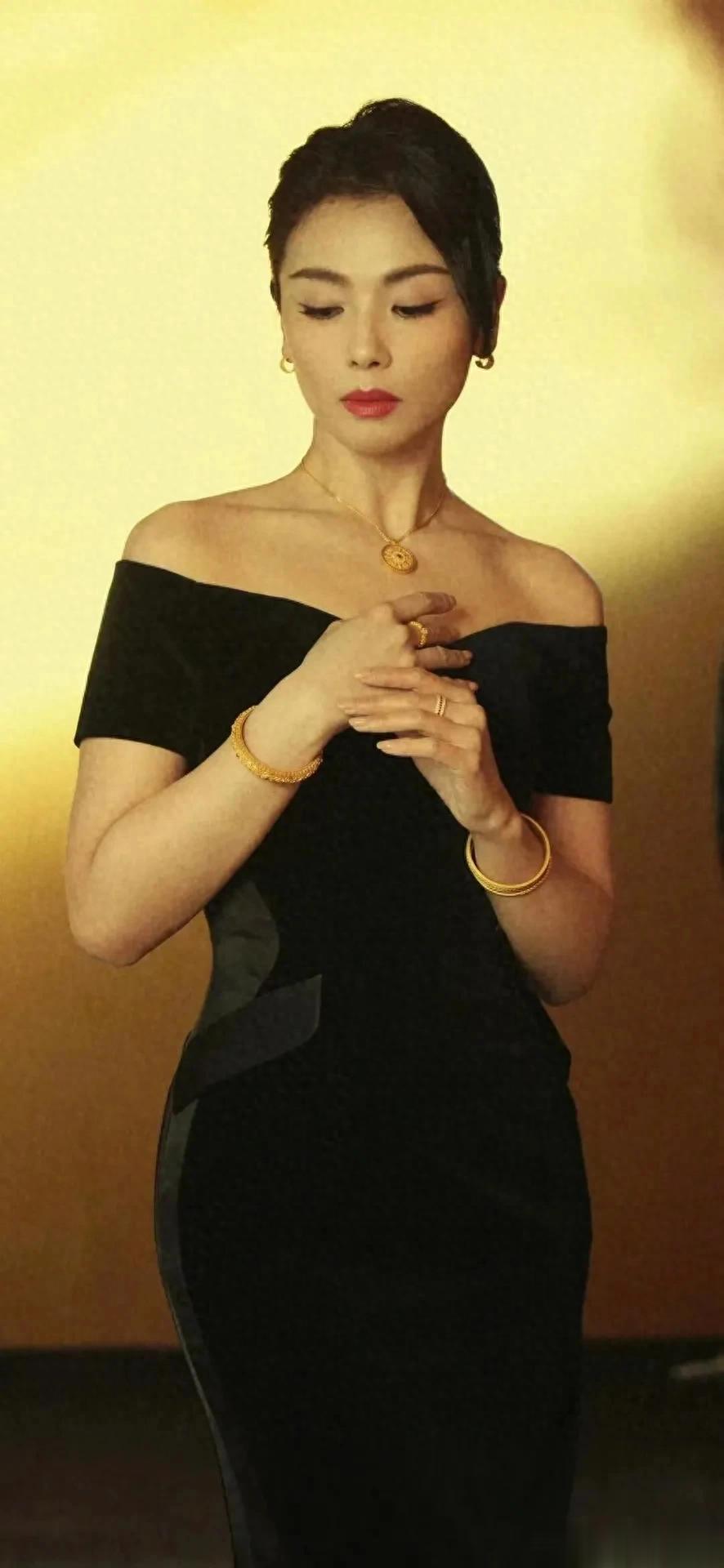 刘涛高清写真鉴赏｜黑丝绒露肩裙，直接美到封神！