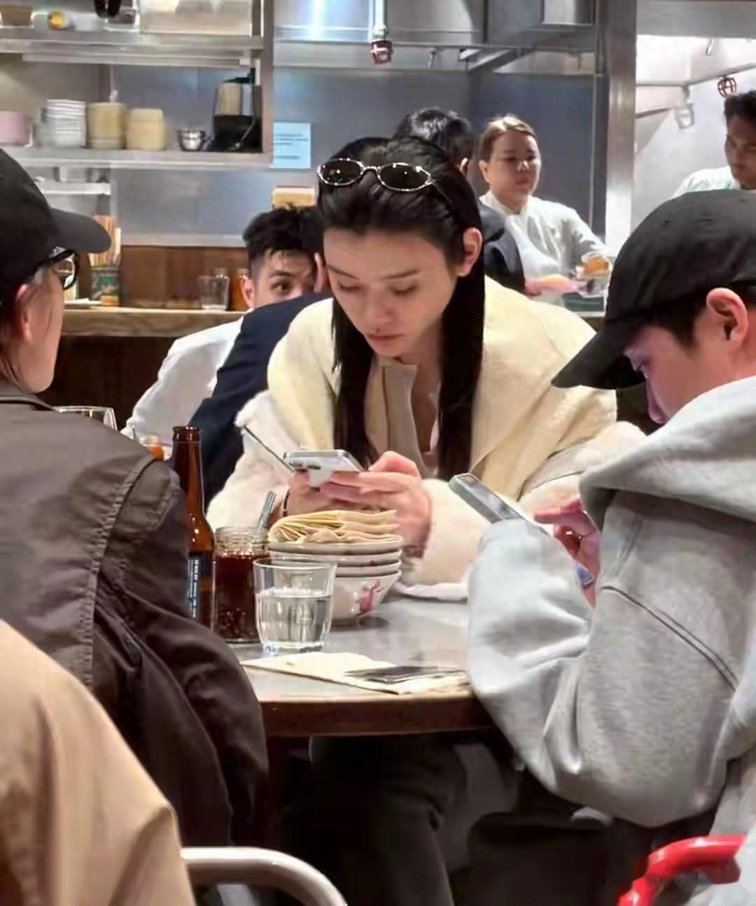 奚梦瑶素颜中环干饭，脸上斑点全露，豪门儿媳也太接地气了